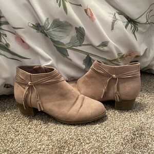 Girls slight heels low boots